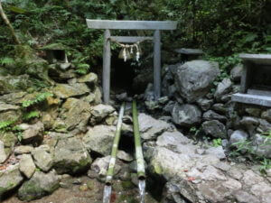 恵利原の水穴（天の岩戸）