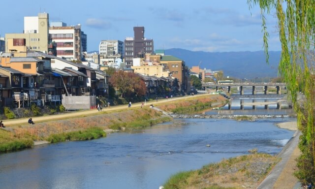 京都の鴨川で遊ぼう 休日でも最大料金1 500円以下の安い駐車場を解説